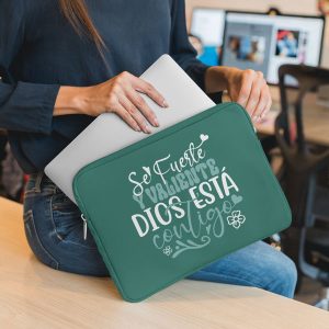 Sé fuerte y valiente, Dios está contigo - Diseño cristiano - Para imprimir camisetas, tazas, stickers, carteles, remeras, sudaderas - PNG, JPG, SVG, AI, CDR, E