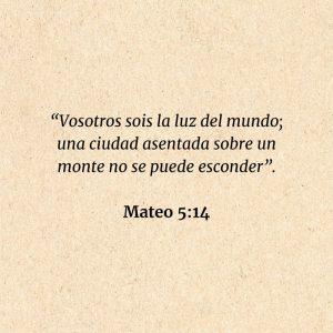 Mateo 5:14: “Vosotros sois la luz del mundo; una ciudad asentada sobre un monte no se puede esconder”.